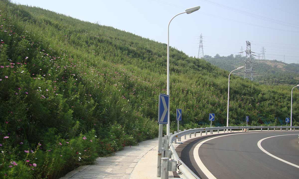 北京門(mén)頭溝外環(huán)連接線邊坡綠化